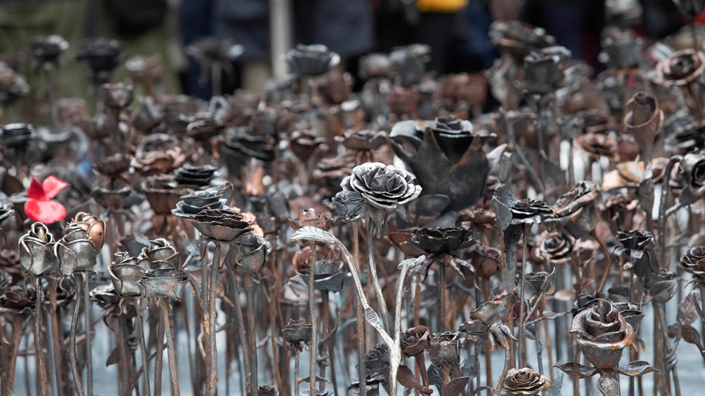 "Iron Roses" in Oslo - Gedenkmal an die Opfer von Anders Behring Breivik