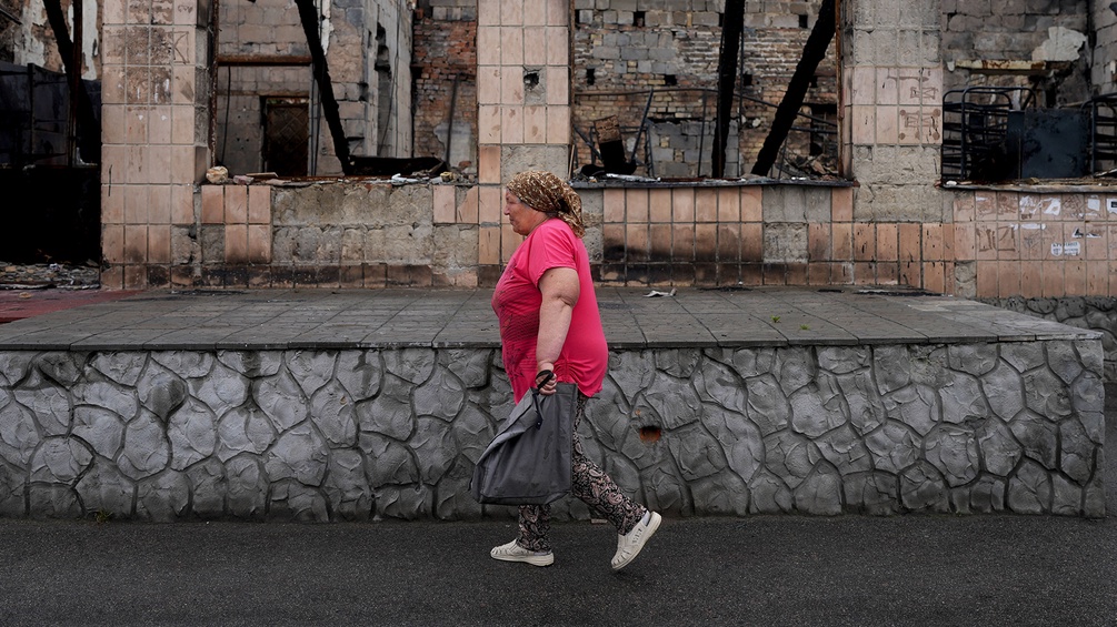 Frau im zerstörten Kiew