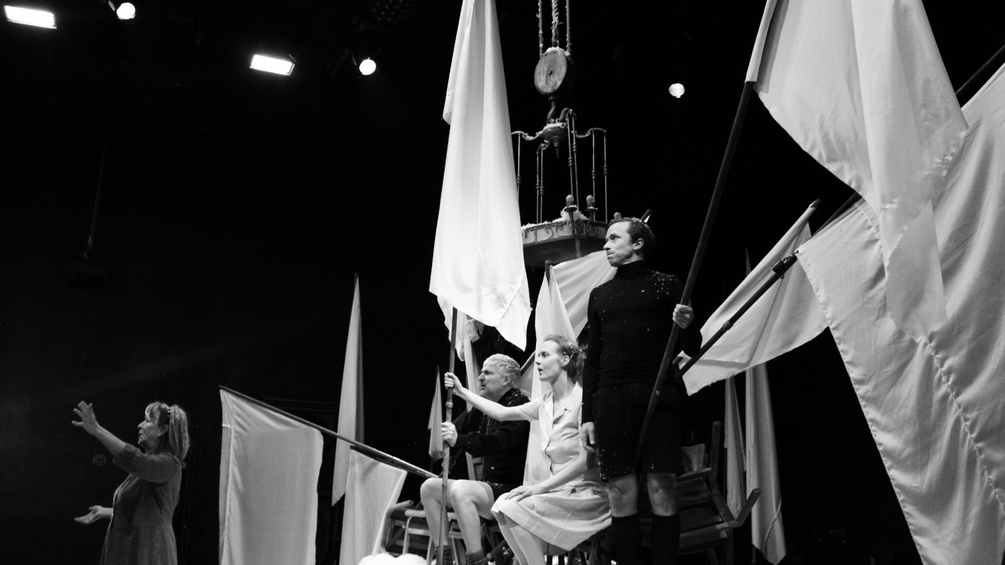 Szenenbild: Menschen mit Fahnen