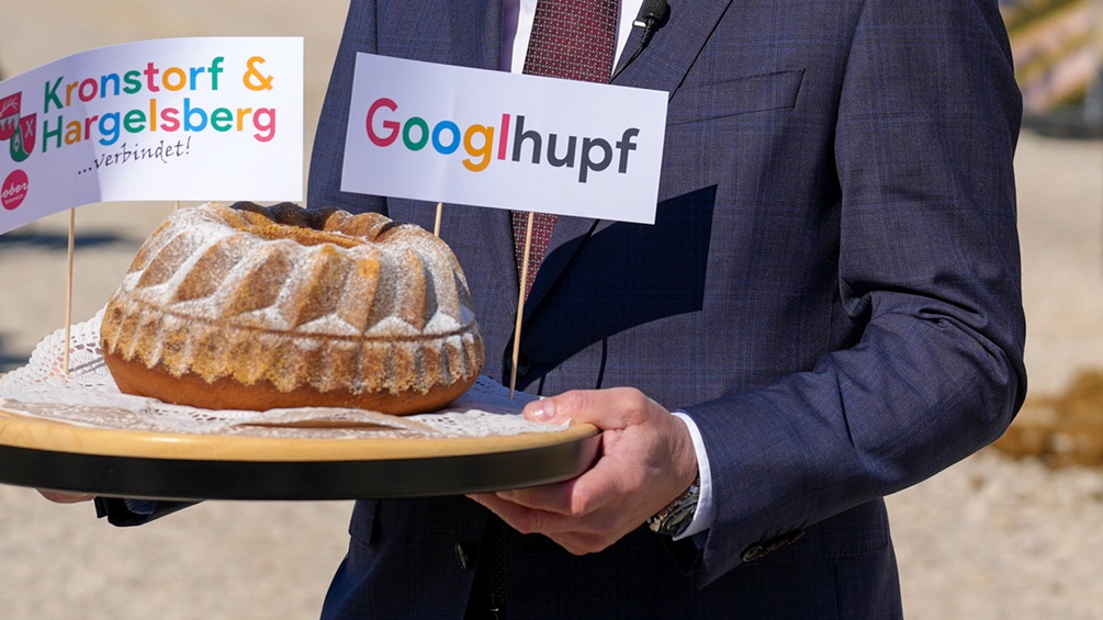 Bild: Thomas Stelzer mit Kuchen: Googlhupf