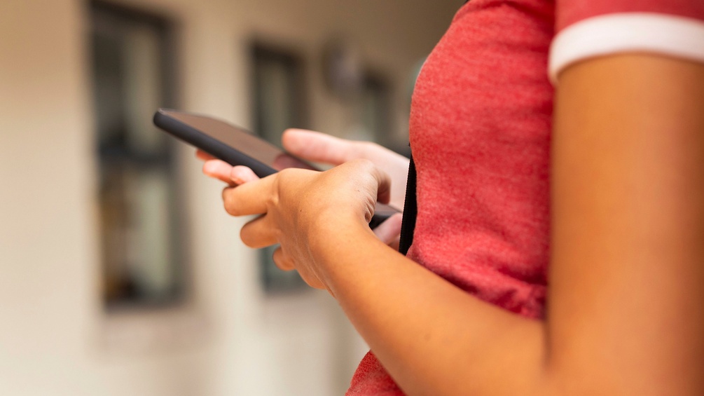 Junge Frau mit einem Smartphone