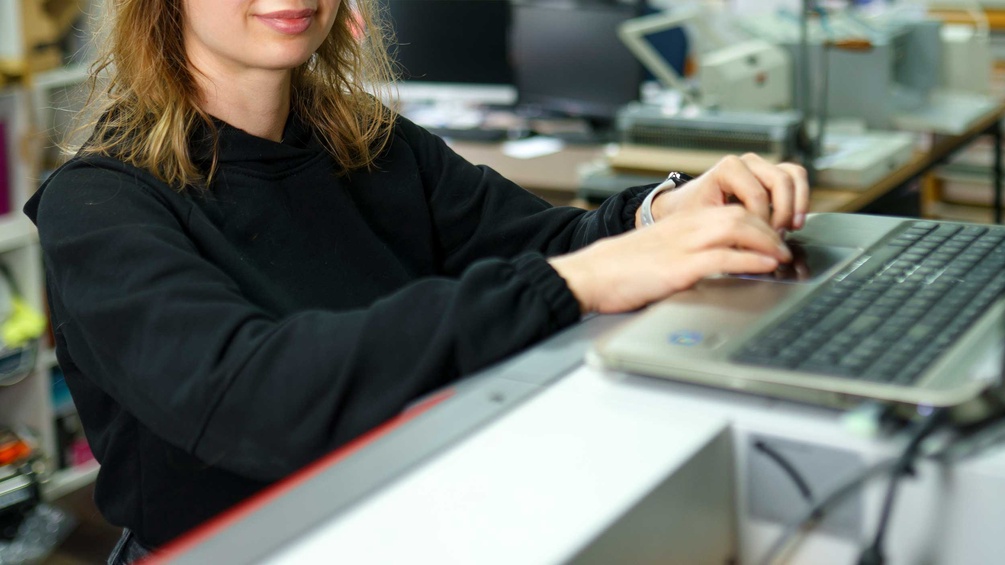 Arbeitende Frau am Laptop