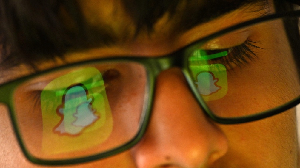 Snapchat Logo spiegelt sich in einer Brille