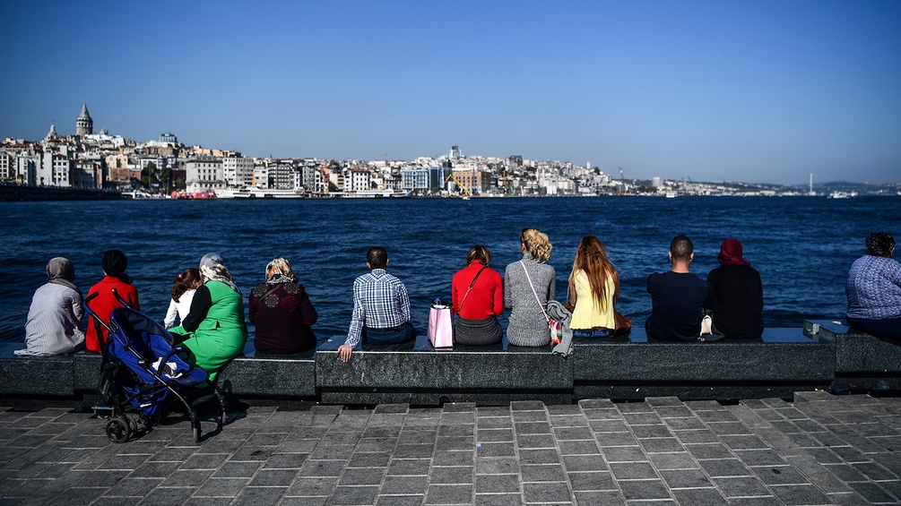 Menschen blicken auf die Skyline von Istanbul