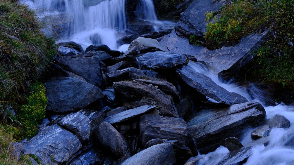 PICTUREDESK.COM/ROBERT KALB Wasserfall und Steine in Kärnten