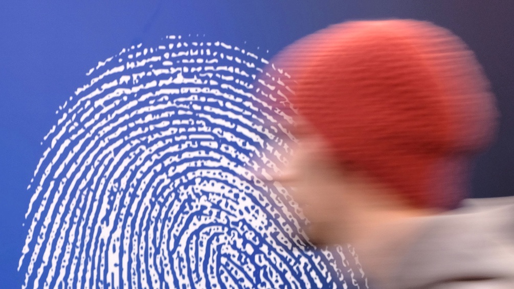 Silhouette eines Mannes vor einem überdimensionalen Fingerabdruck