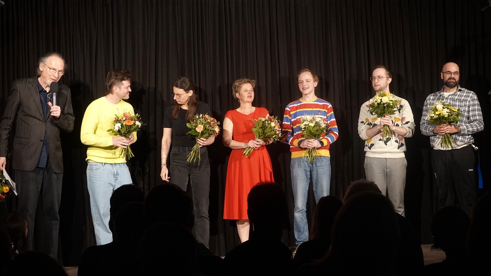 Foto aller Finalteilnehmerinnen und des Zeremonienmeisters Simon Pichler