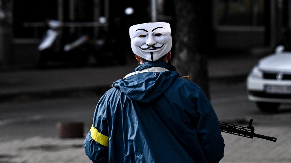 Ukrainischer Kämpfer mit Anonymous-Maske