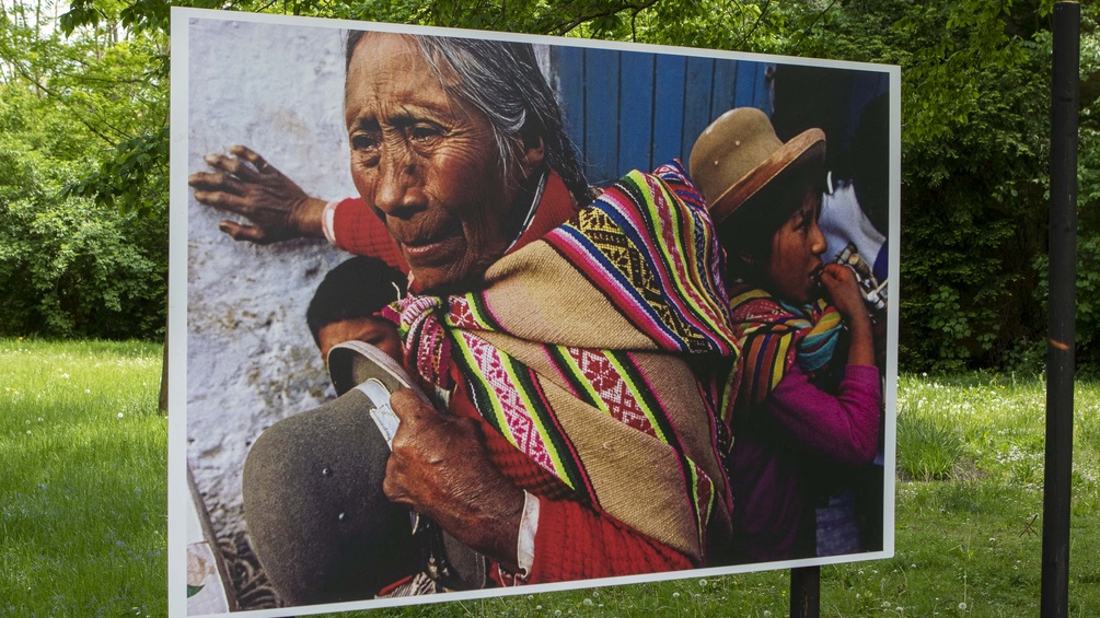 Lateinamerikanische Fotokunst in einem Park ausgestellt
