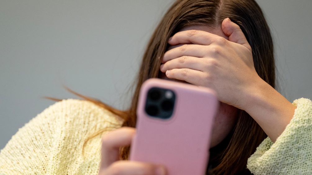 Mädchen mit einem Smartphone, Cybermobbing