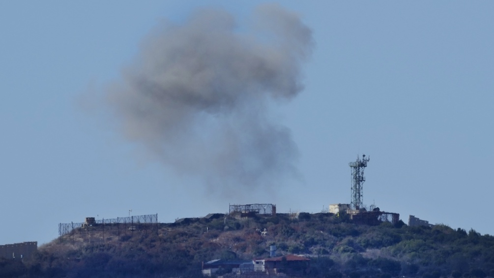 Rauch steigt von einem israelischen Militärposten auf, getroffen von der Hisbollah