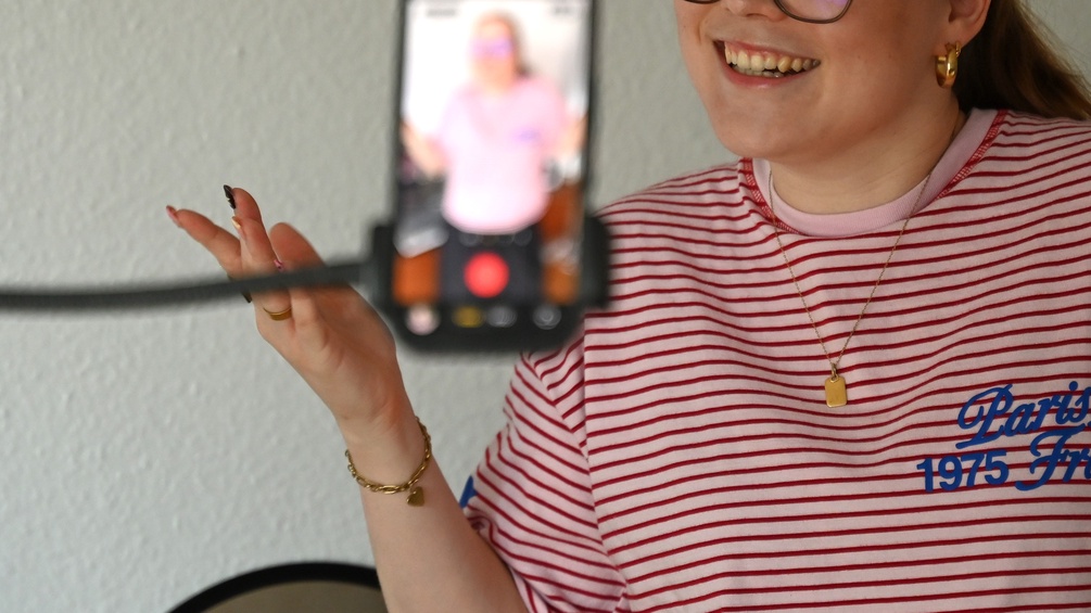 Eine Frau filmt sich