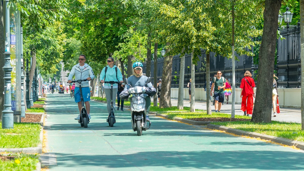 Radweg in Wien wird von E-Mopeds und E-Rollern befahren.