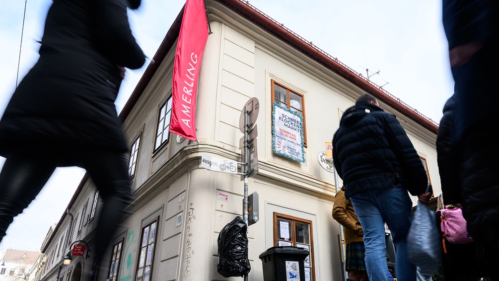 Menschen vor dem Amerlinghaus