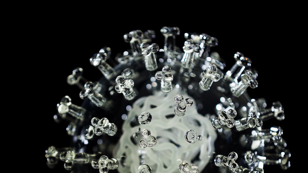Ein Corona Virus aus Glas.