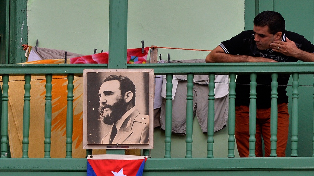 Bild von Fidel Castro auf einem Balkon