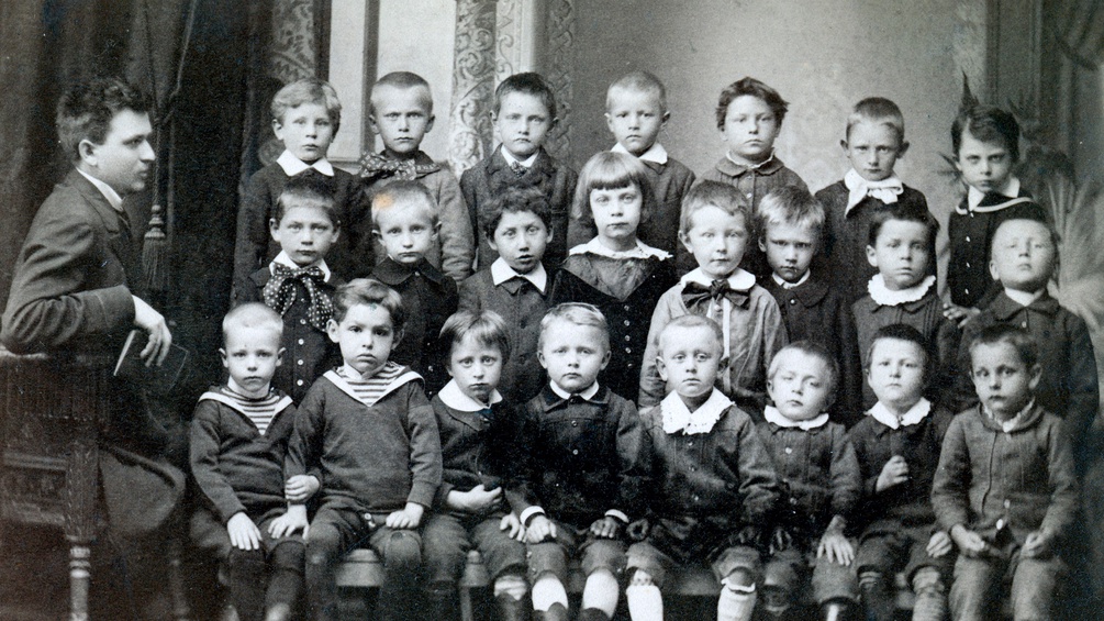 PICTUREDESK.COM/AKG-IMAGES Archivaufnahme einer Schulklasse aus dem Jahr 1886