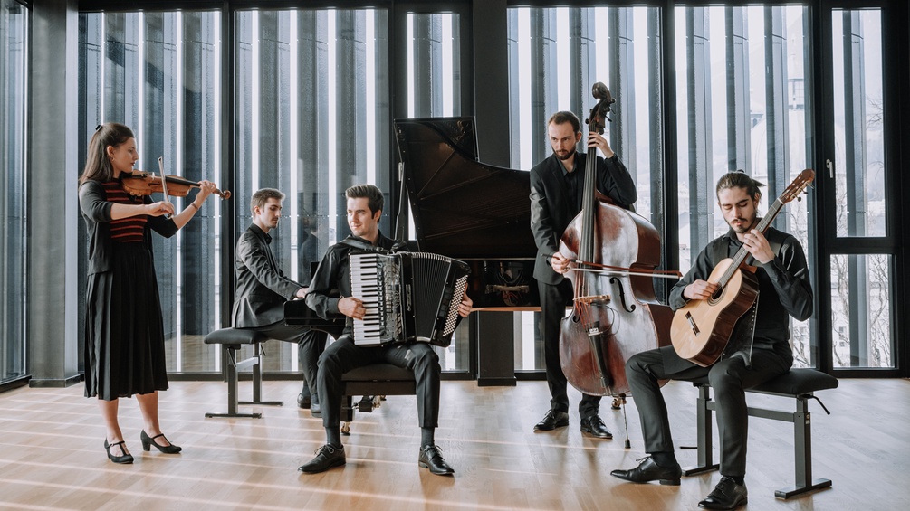 Groovin Tango Quintett mit ihren Instrumenten
