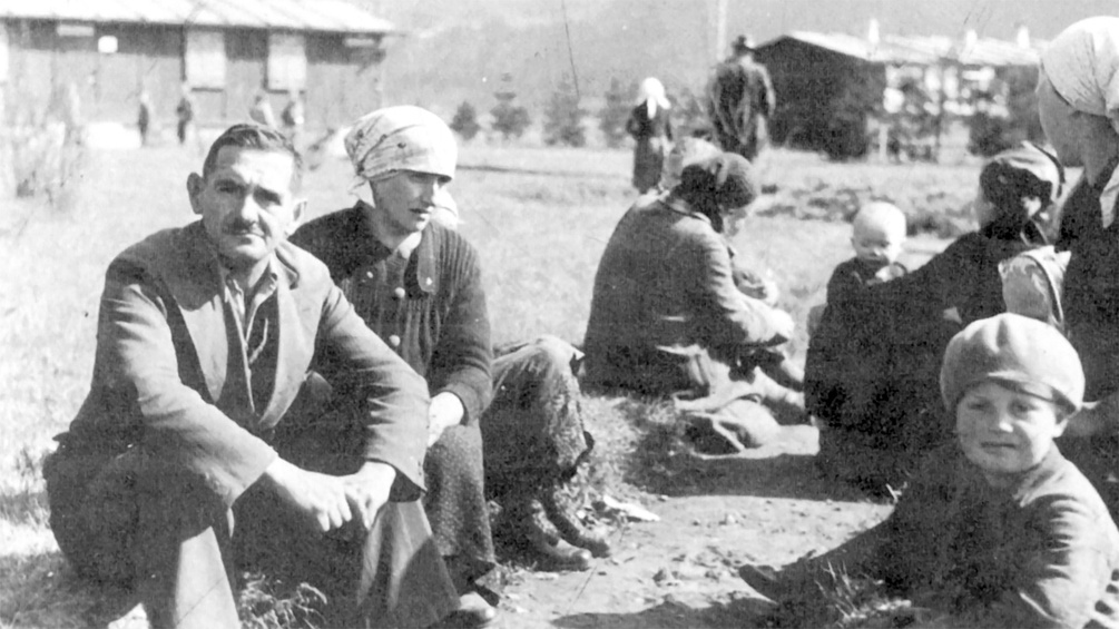Das Sammellager in der Ebenthaler Straße in Klagenfurt/Celovec, 14./15. April 1942, von wo aus Kärntner SlowenInnen in diverse Lager des Altreiches deportiert wurden.