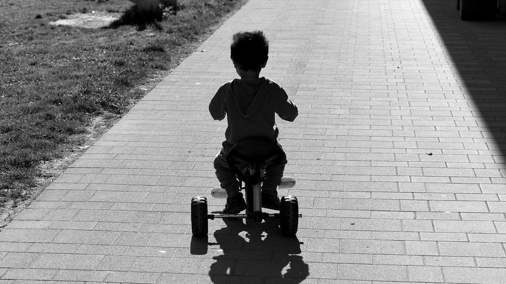 Ein Kind auf einem Dreirad