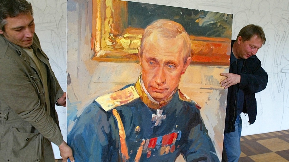 Männer tragen ein Gemälde von Wladimir Putin