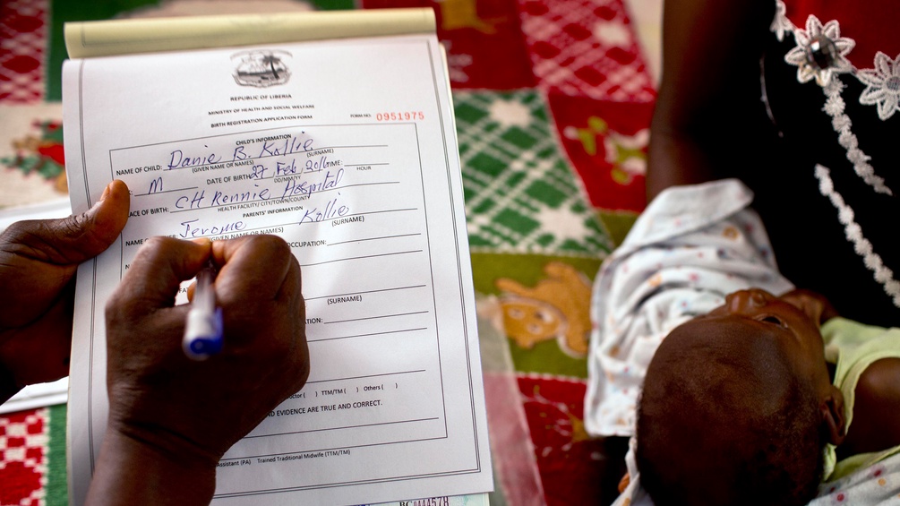 PICTUREDESK.COM/EYEVINE/KATE HOLT Eine Geburtsurkunde wird in Liberia ausgestellt