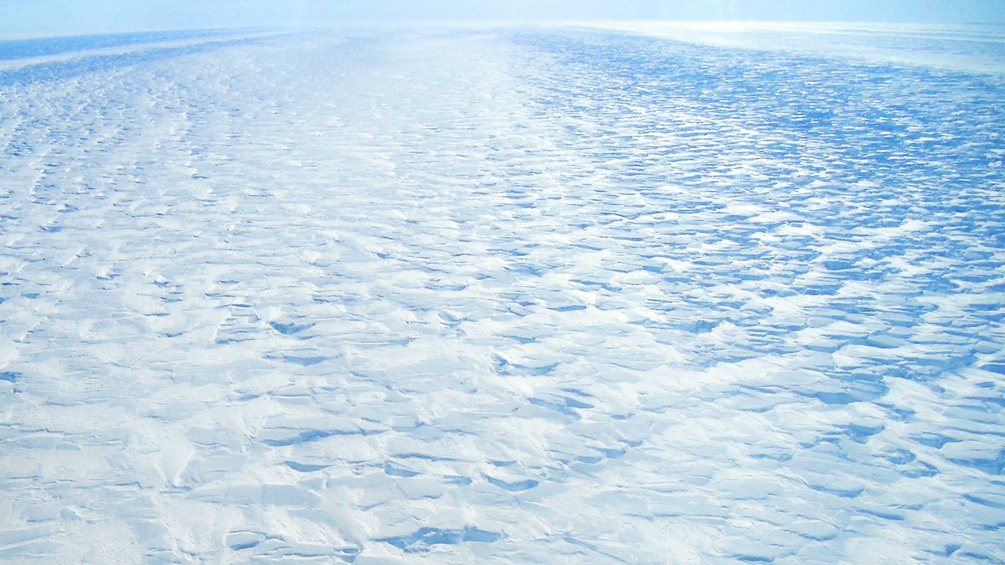 Blick aus dem Flugzeug auf die Antarktis
