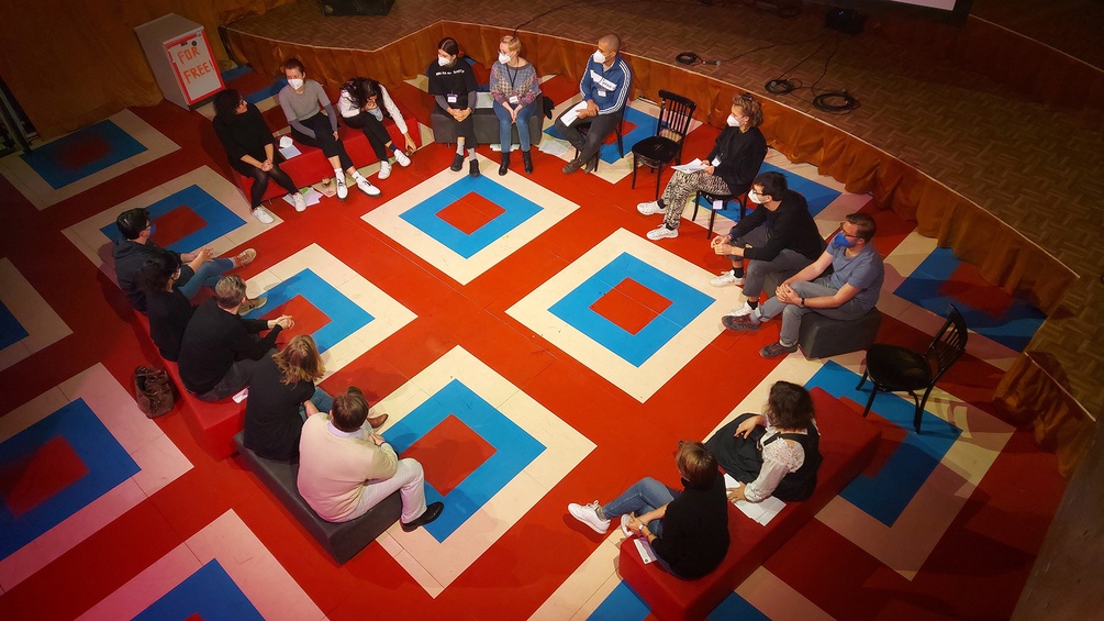 Hans-Gratzer-Stipendium, Menschen sitzen im Kreis auf Stühlen