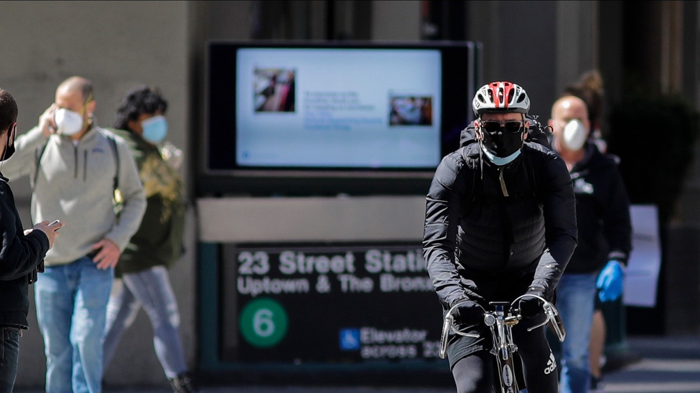 Passanten und Radfahrer in New York
