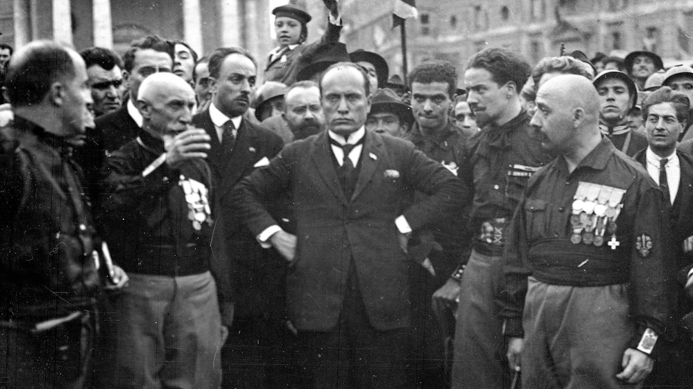 Benito Mussolini mit den Händen an der Hüfte, Oktober 1922