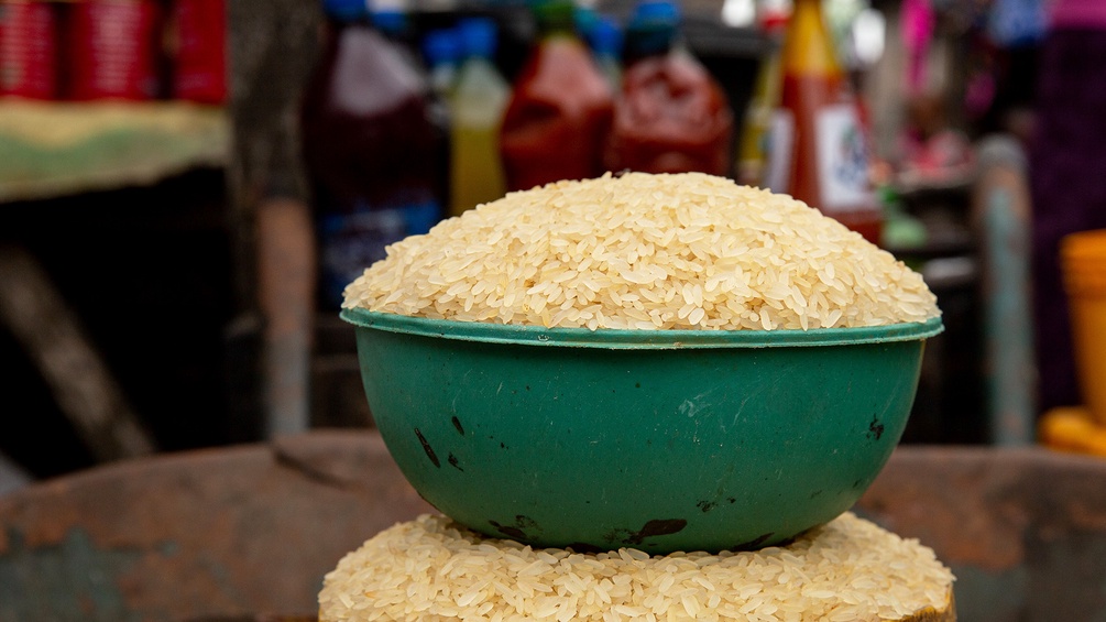 Eine Schüssel voller Reiskörner