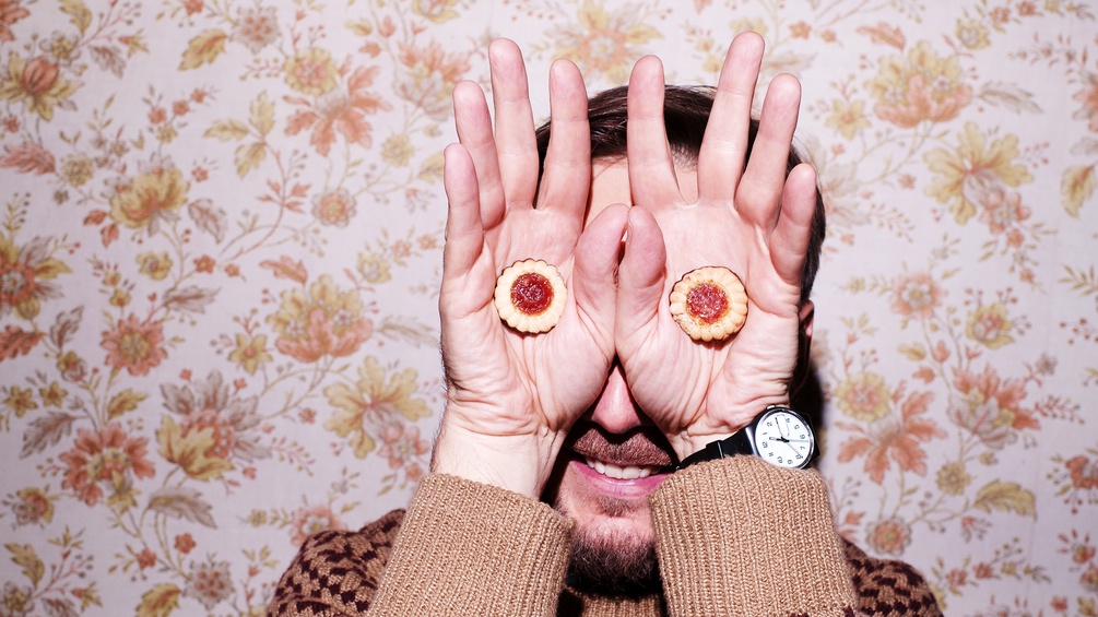 Rudi Schöller mit Keksen