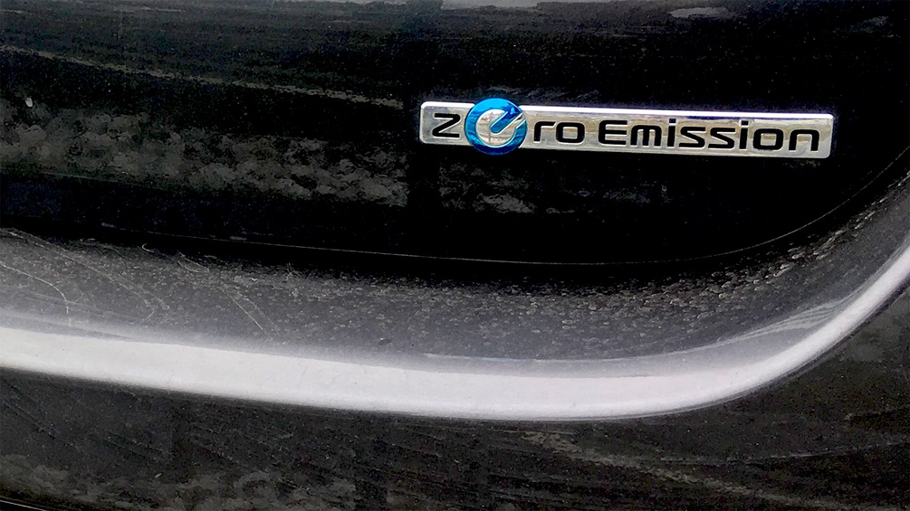 Elektroauto mit der Aufschrift "Zero Emission"