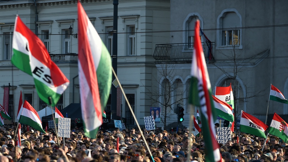 Ungarische Fahnen während einer Wahlveranstaltung