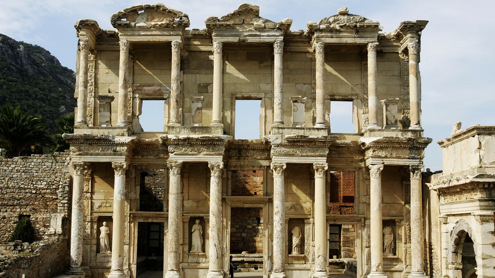 Eine Ruine einer alten Bibliothek in der Türkei.