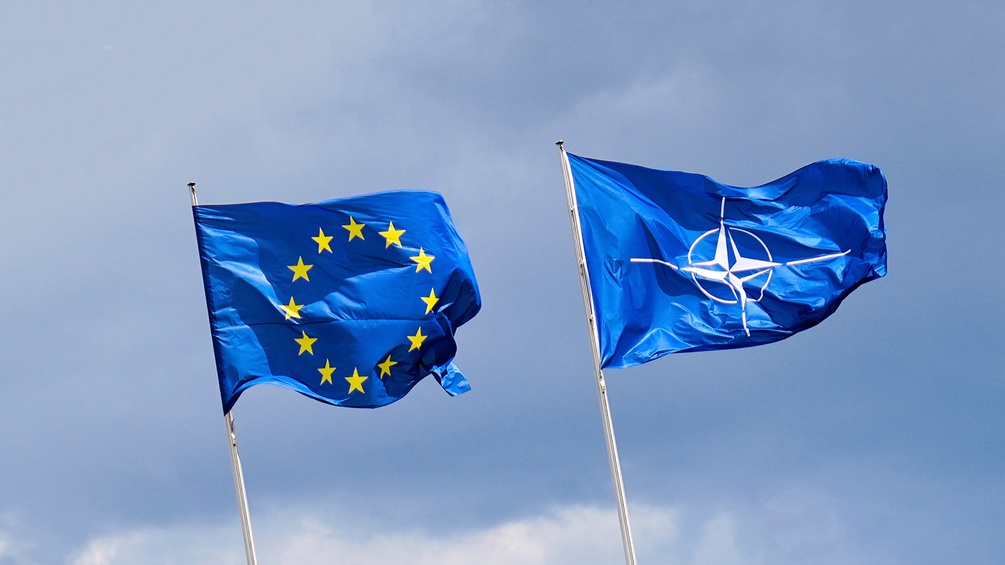 AP/MARKUS SCHREIBER Flaggen der EU und der NATO