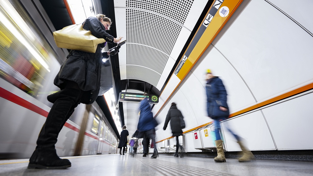 U-Bahnstation mit Passant:innen