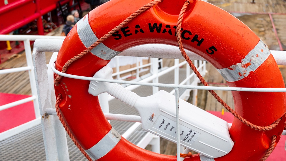 Schwimmreifen auf einem Rettungsboot