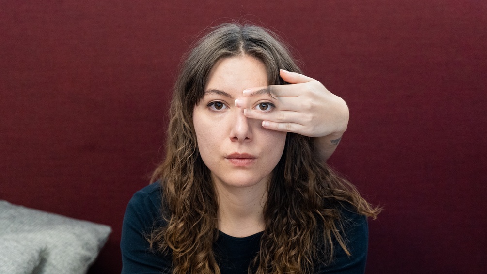 ORF/ISABELLE ORSINI UND ROSENBERG Magdalena Grunt hält sich ein Auge zu