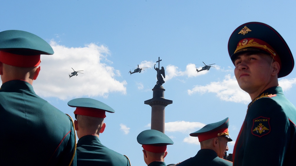 Militär Helikopter und russische Soldaten