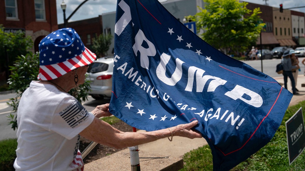 Ein Trump-Fan präsentiert ihre Trump-Fahne