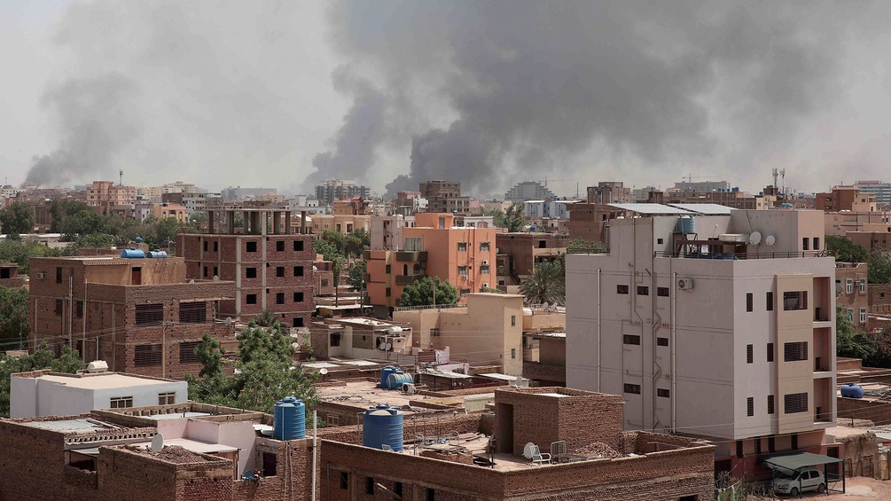 Rauch über einer Stadt im Sudan nach Kämpfen