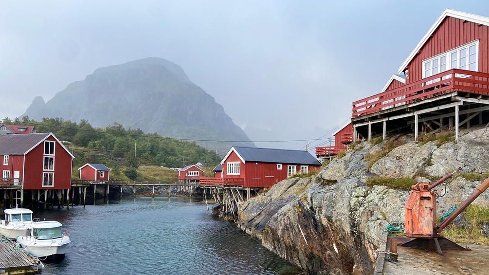 Rote Häuser an einem Fjord, Nordkalotte