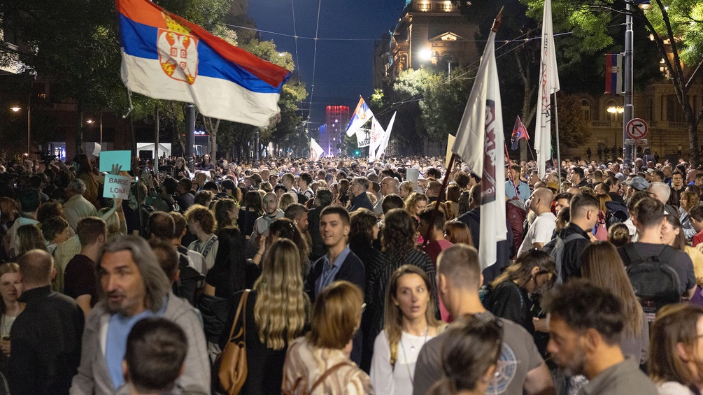 Unterstützerinnen der Studentenliste in Serbien demonstrieren in Belgrad