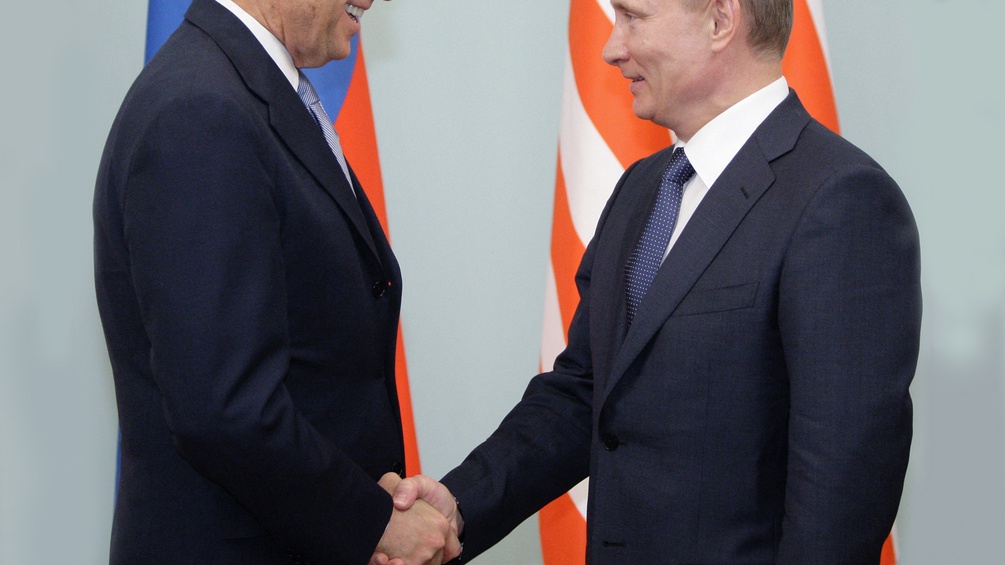  Vladimir Putin und Joe Biden schütteln sich die Hand.