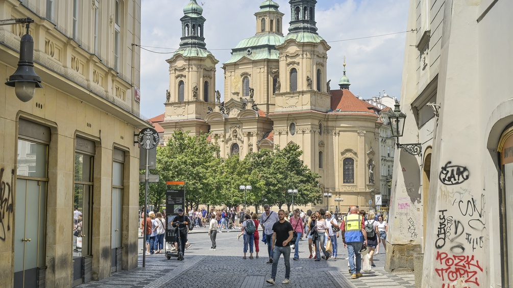 Alltagsmoment in Prag, Füßgängerinnen