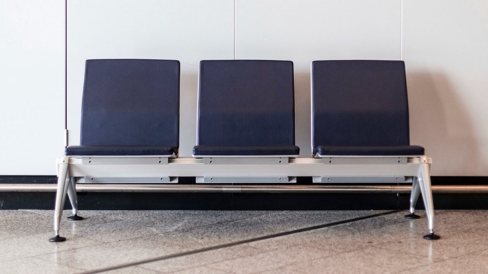 Sitzflächen in einem Wartebereich