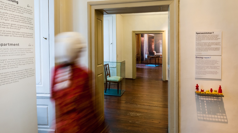 MOZARTHAUS VIENNA/DAVID PETERS Mozartfigur in der Unschärfe