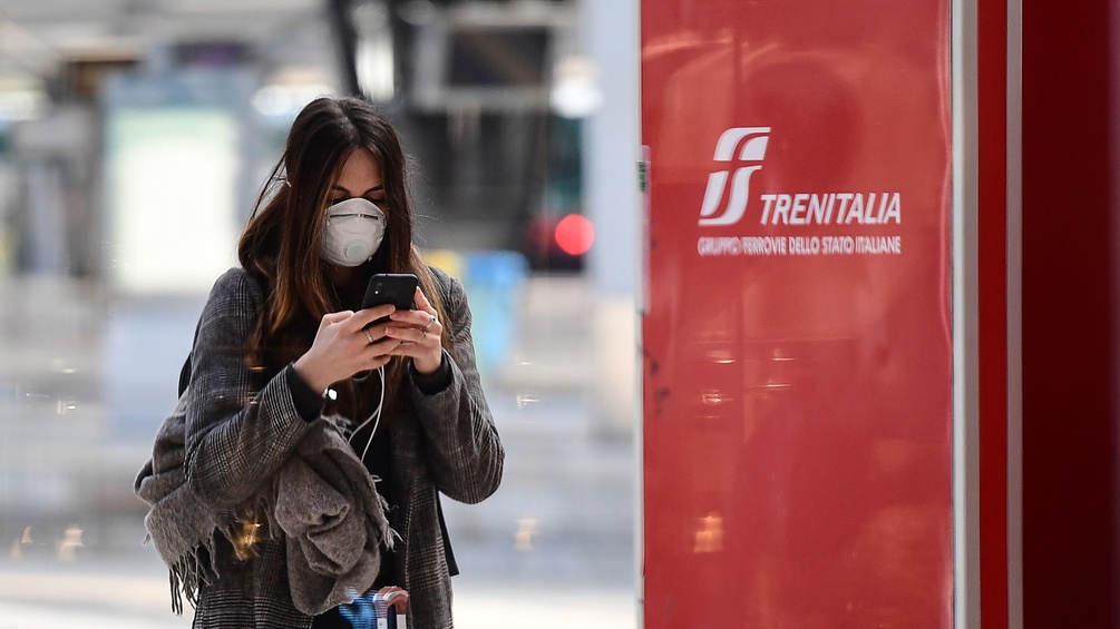 Zugpassagierin mit Atemschutzmaske