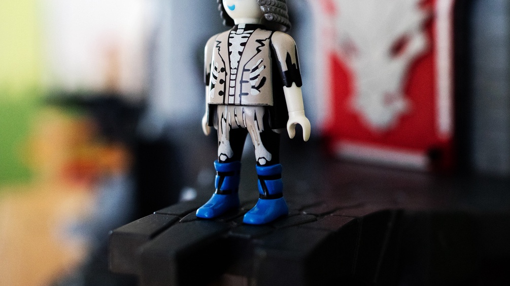 Eine Playmobil Figur die aussieht wie ein Skelett